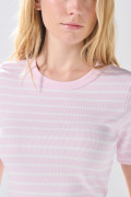 Camiseta manga corta rosada clara con rayas blancas
