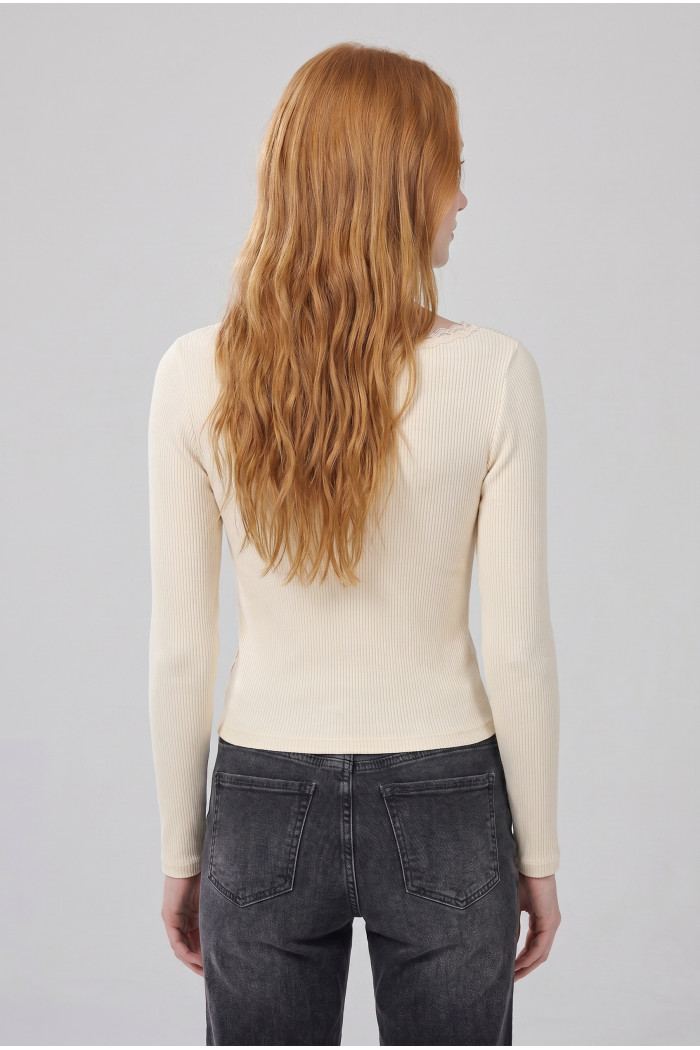 Camiseta manga larga crema de Poetry con detalles de encaje
