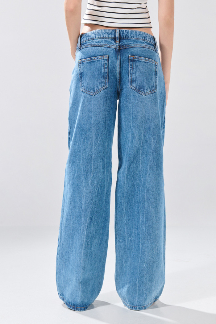Jean infaltables open leg azul medio con bota ancha
