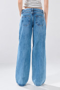 Jean infaltables open leg azul medio con bota ancha
