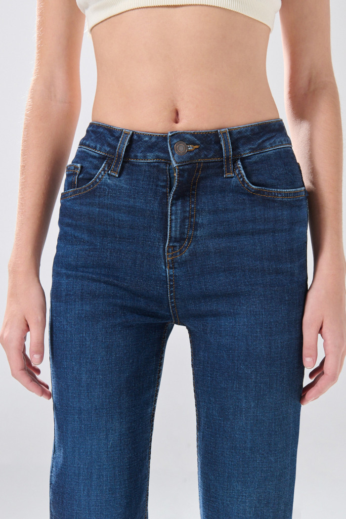 Jean infaltables straight leg azul oscuro con bota recta
