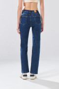Jean infaltables straight leg azul oscuro con bota recta
