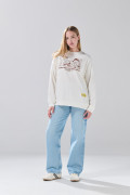 Buzo oversize cuello redondo crema con arte de Snoopy
