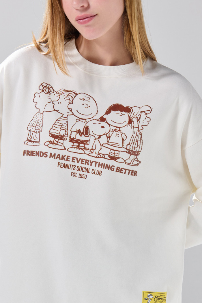 Buzo oversize cuello redondo crema con arte de Snoopy
