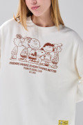 Buzo oversize cuello redondo crema con arte de Snoopy
