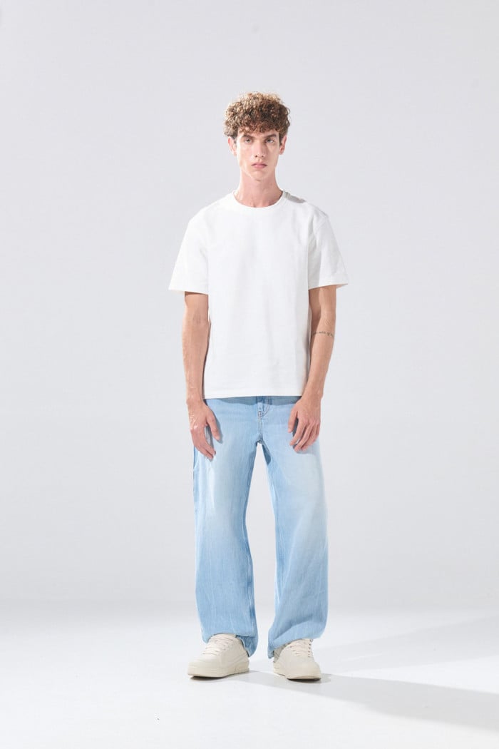 Jean loose azul claro con tiro medio y bota ancha