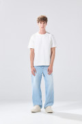 Jean loose azul claro con tiro medio y bota ancha