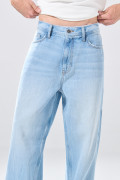 Jean loose azul claro con tiro medio y bota ancha