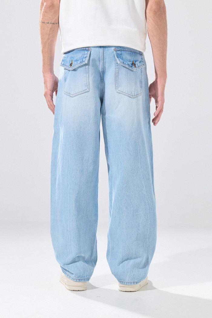 Jean loose azul claro con tiro medio y bota ancha