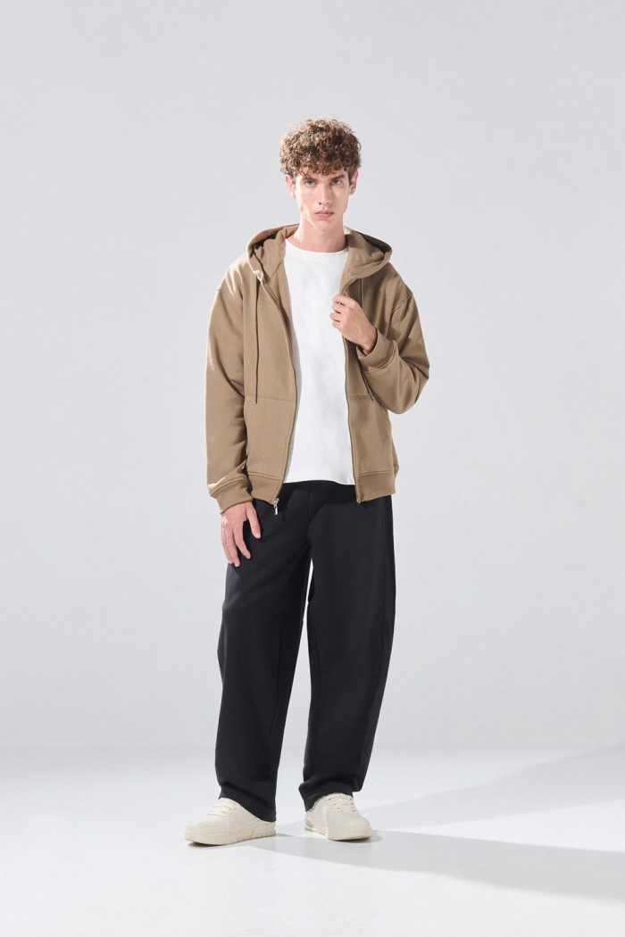 Buzo oversize unicolor con capota, cremallera y bolsillo
