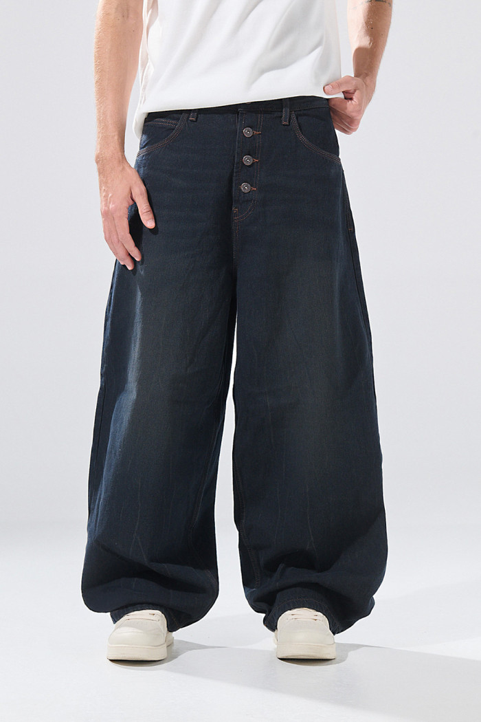 Jean azul intenso barrel con botones, bota ancha y tiro medio
