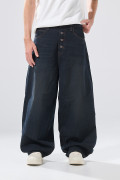Jean azul intenso barrel con botones, bota ancha y tiro medio
