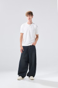 Jean azul intenso barrel con botones, bota ancha y tiro medio

