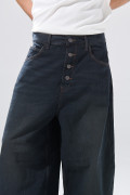 Jean azul intenso barrel con botones, bota ancha y tiro medio
