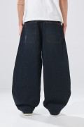 Jean azul intenso barrel con botones, bota ancha y tiro medio
