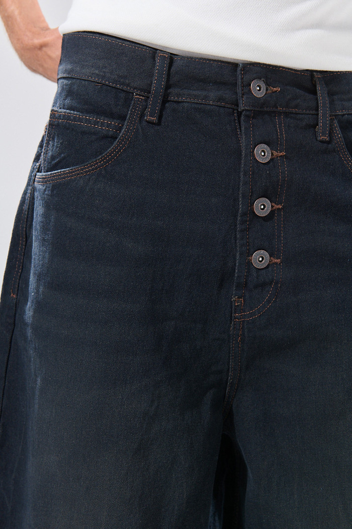 Jean azul intenso barrel con botones, bota ancha y tiro medio
