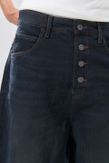 Jean azul intenso barrel con botones, bota ancha y tiro medio
