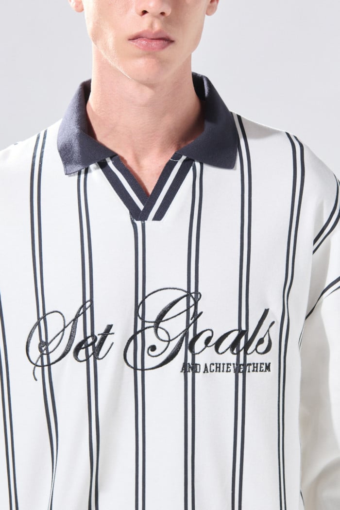 Camiseta crema cuello polo college oversize con manga larga