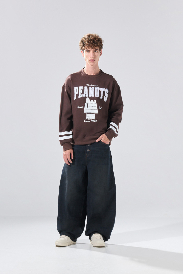 Buzo café oscuro oversize de Snoopy con cuello redondo