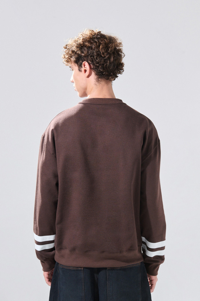 Buzo café oscuro oversize de Snoopy con cuello redondo