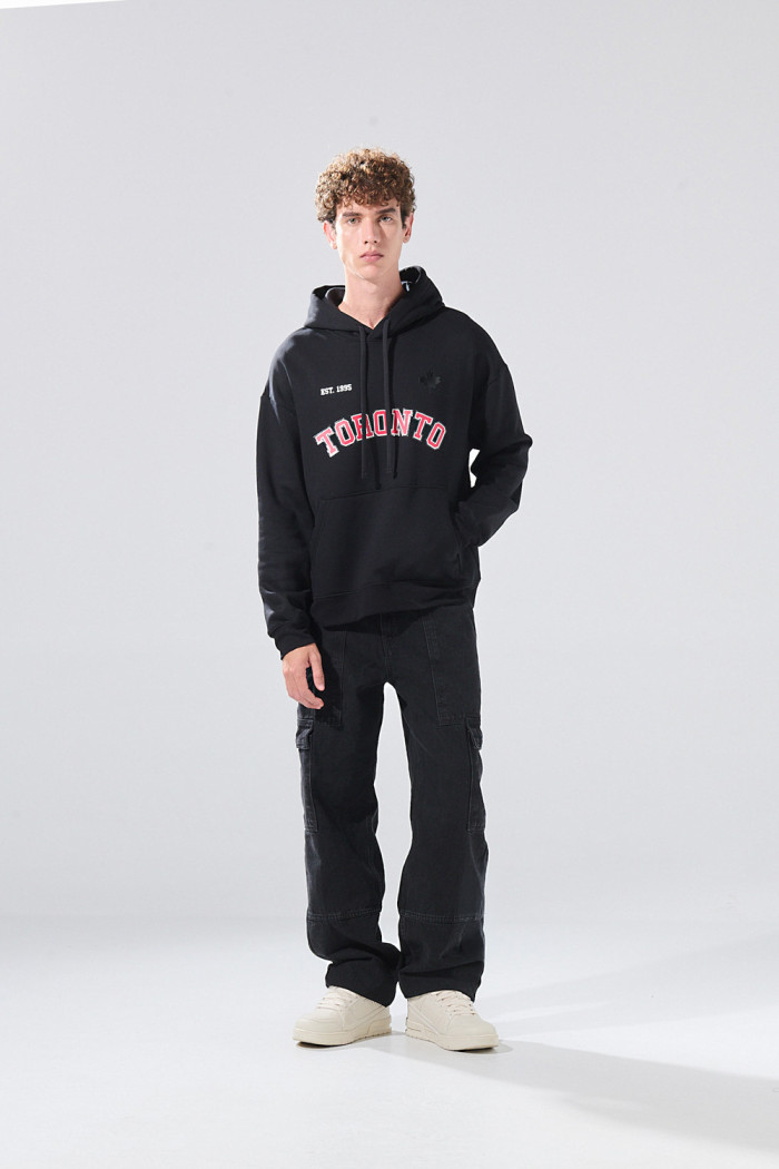 Buzo oversize negro con capota y texto rojo college