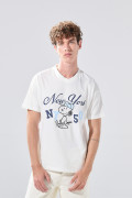 Camiseta cuello V crema con diseño college de Snoopy
