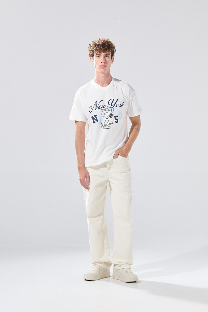 Camiseta cuello V crema con diseño college de Snoopy
