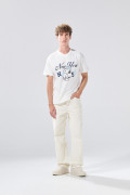 Camiseta cuello V crema con diseño college de Snoopy
