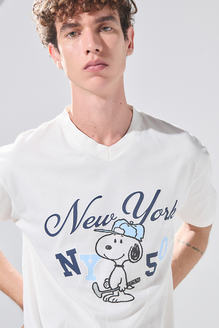 Camiseta cuello V crema con diseño college de Snoopy
