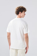 Camiseta cuello V crema con diseño college de Snoopy
