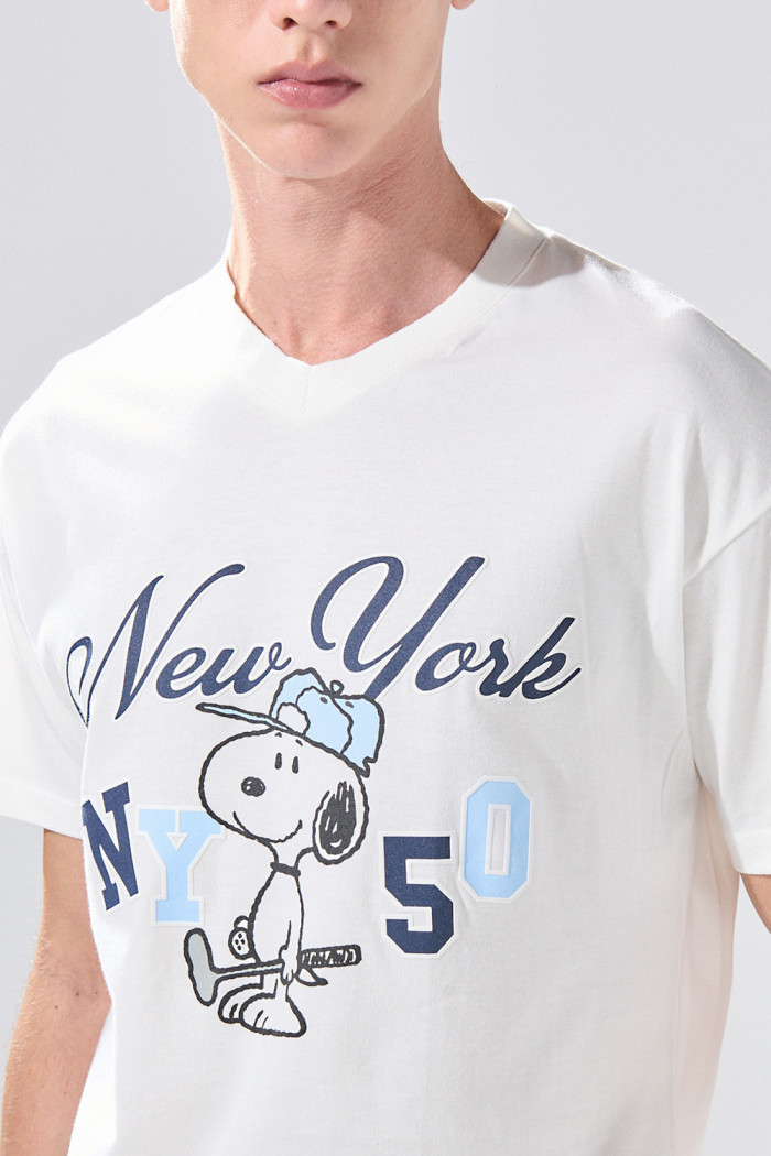 Camiseta cuello V crema con diseño college de Snoopy
