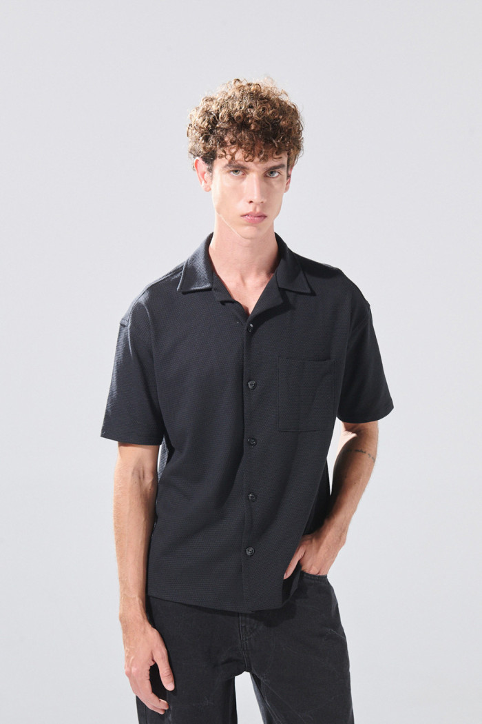 Camisa unicolor cuello resort con texturas y botones
