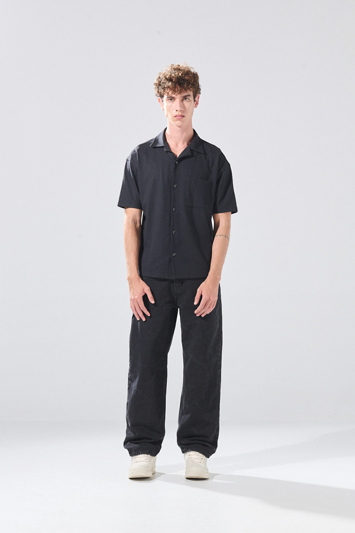 Camisa unicolor cuello resort con texturas y botones
