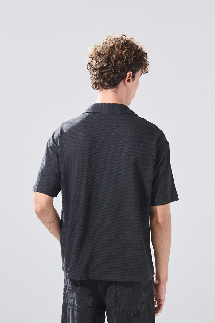 Camisa unicolor cuello resort con texturas y botones
