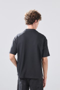 Camisa unicolor cuello resort con texturas y botones
