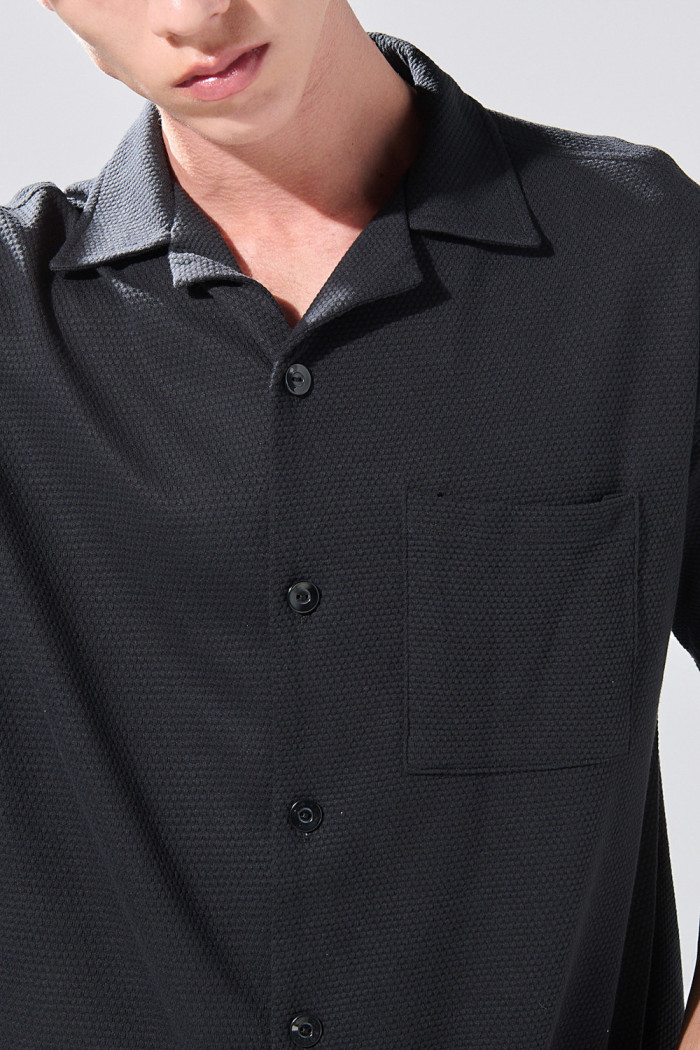 Camisa unicolor cuello resort con texturas y botones
