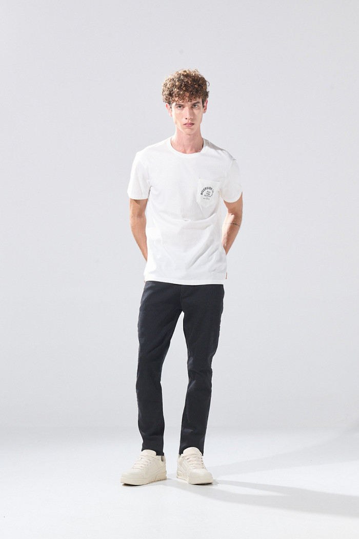 Camiseta crema clara college con manga corta y bolsillo