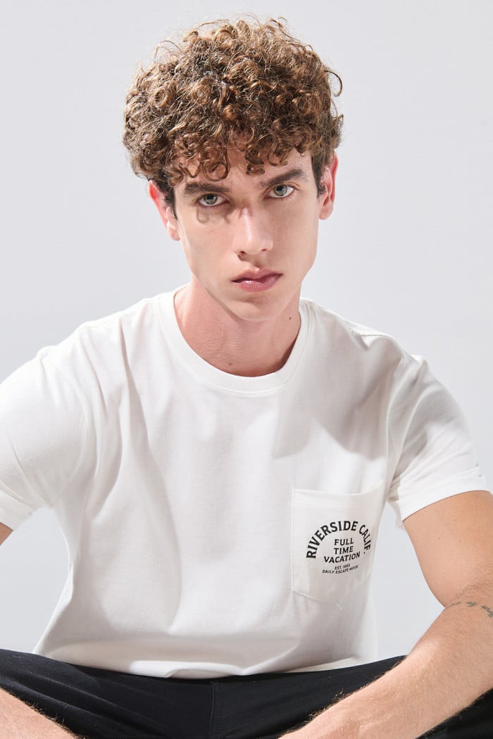 Camiseta crema clara college con manga corta y bolsillo