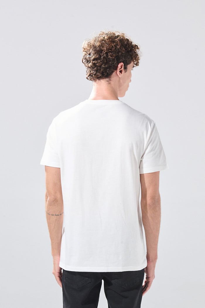 Camiseta crema clara college con manga corta y bolsillo