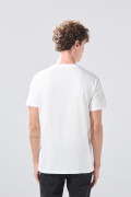 Camiseta crema clara college con manga corta y bolsillo