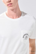 Camiseta crema clara college con manga corta y bolsillo