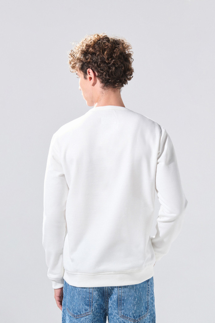 Buzo cuello redondo infaltables con bordes en rib unicolor
