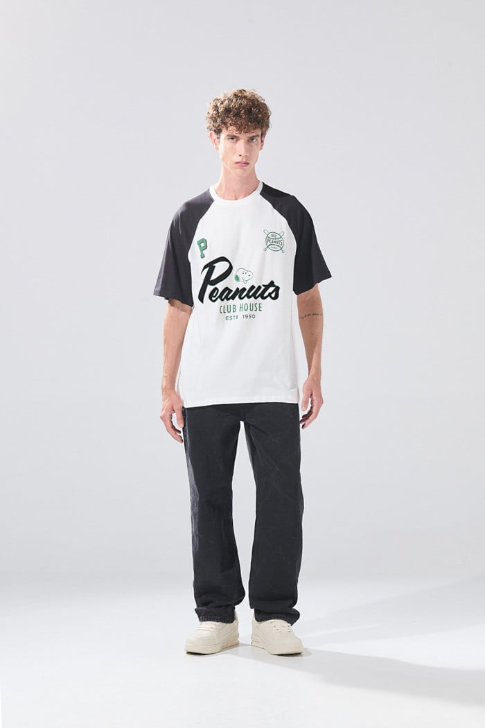 Camiseta crema clara de Snoopy con manga ranglan corta
