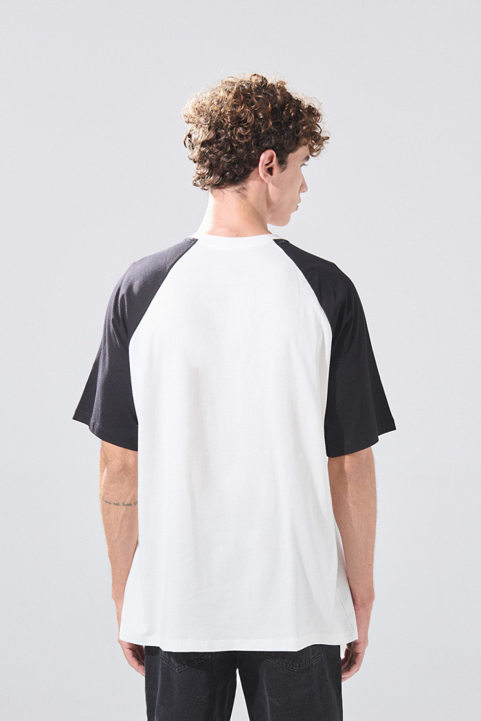 Camiseta crema clara de Snoopy con manga ranglan corta
