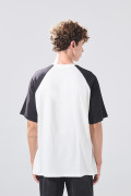 Camiseta crema clara de Snoopy con manga ranglan corta
