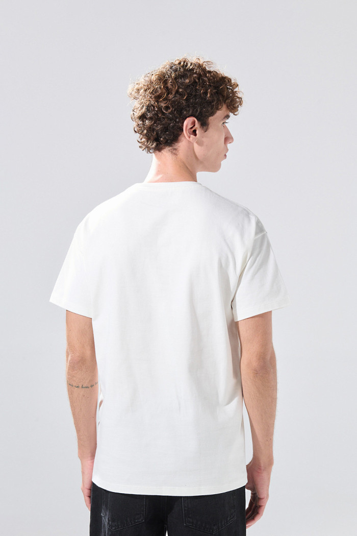 Camiseta crema college manga corta con hombros en contraste
