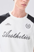 Camiseta crema college manga corta con hombros en contraste
