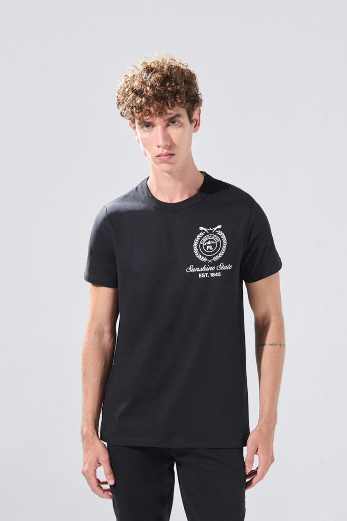 Camiseta en algodón negra con manga corta y texto college
