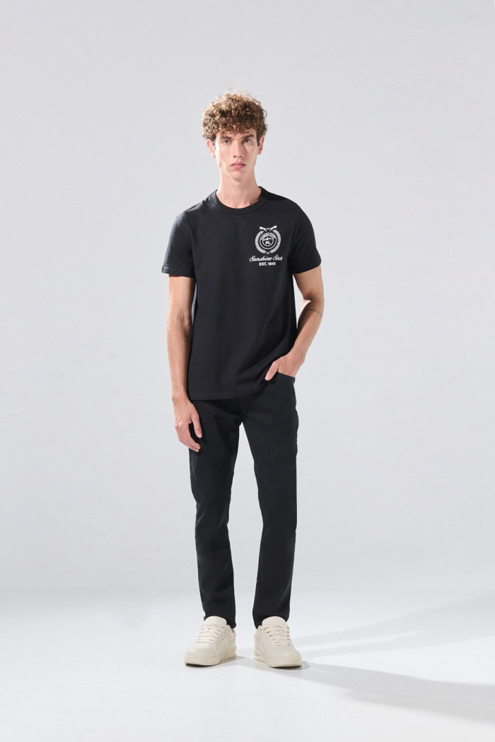 Camiseta en algodón negra con manga corta y texto college
