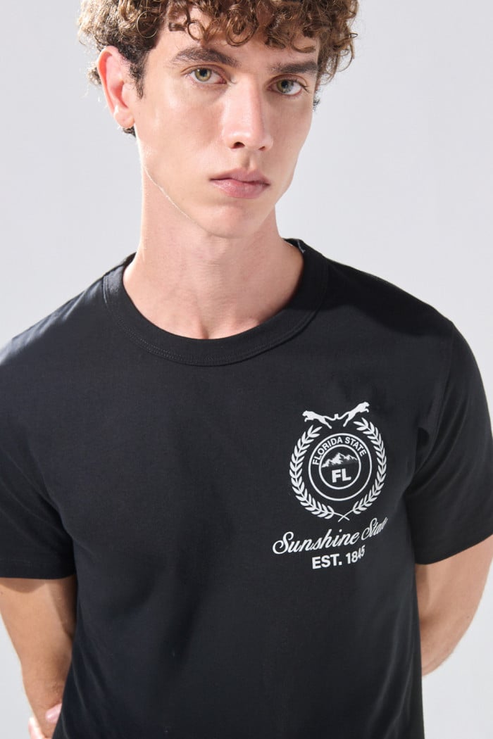 Camiseta en algodón negra con manga corta y texto college
